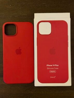 iPhone 14/15 Plus Apple Silicone Case with MagSafe - Product RED